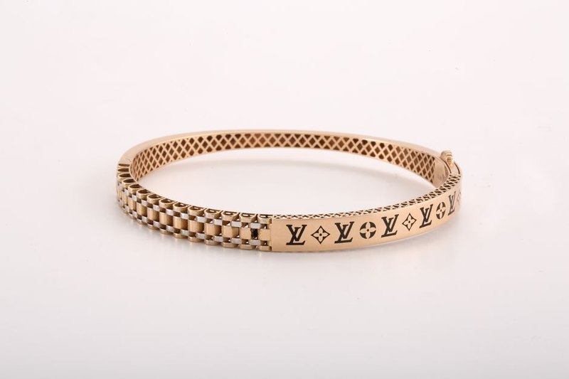 طقم أساور ذهبي فاخر
